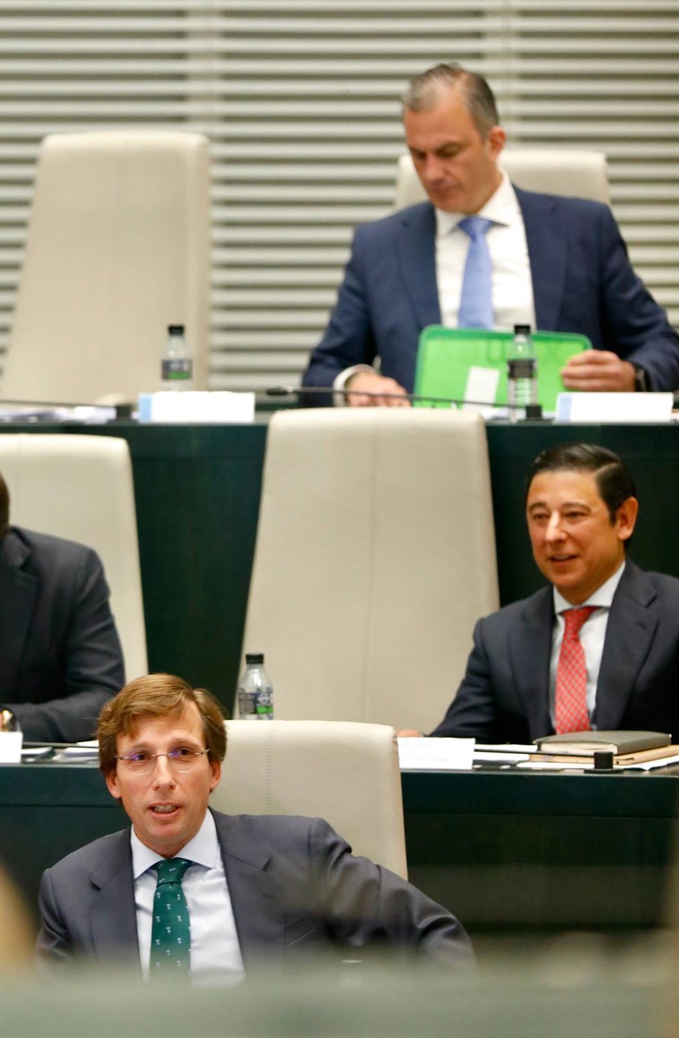 El alcalde de Madrid, José Luis Martínez-Almeida (i), en una sesión plenaria, en el Ayuntamiento de Madrid