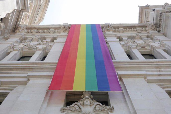 Archivo - Bandera LGTBI colacada en la parte izquierda de la fachada del Palacio de Cibeles en 2019.