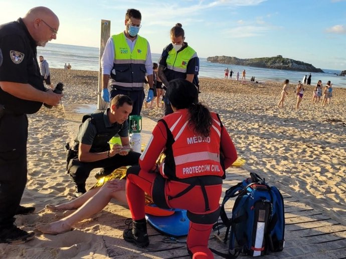 Rescatado un bañista de la playa de Ris