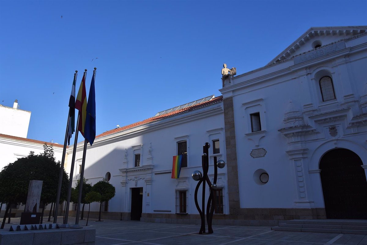 La bandera arcoíris ondea en la fachada de la Asamblea de Extremadura en apoyo al Día del Orgullo LGTBI