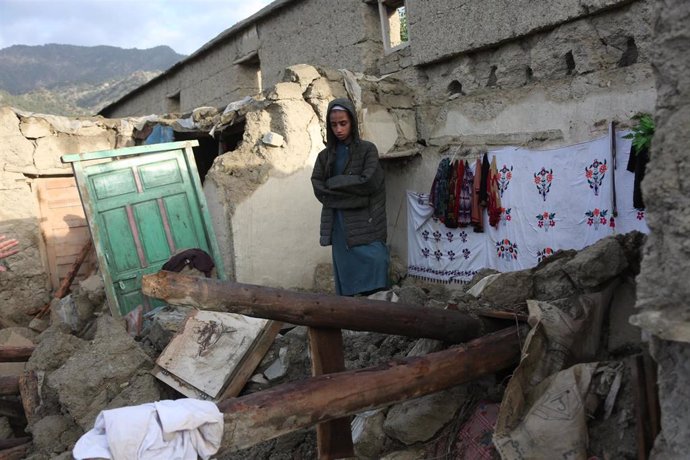 Un niño entre las ruinas de una vivienda tras un terremoto en la provincia de Paktika, en el este de Afganistán