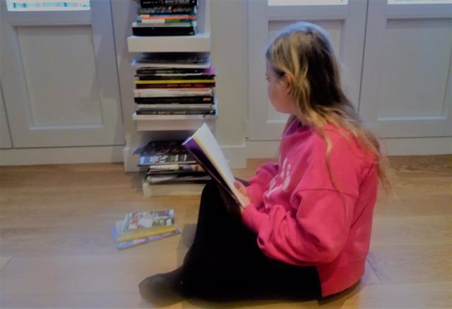 Archivo - Imagen de una niña leyendo un cuento