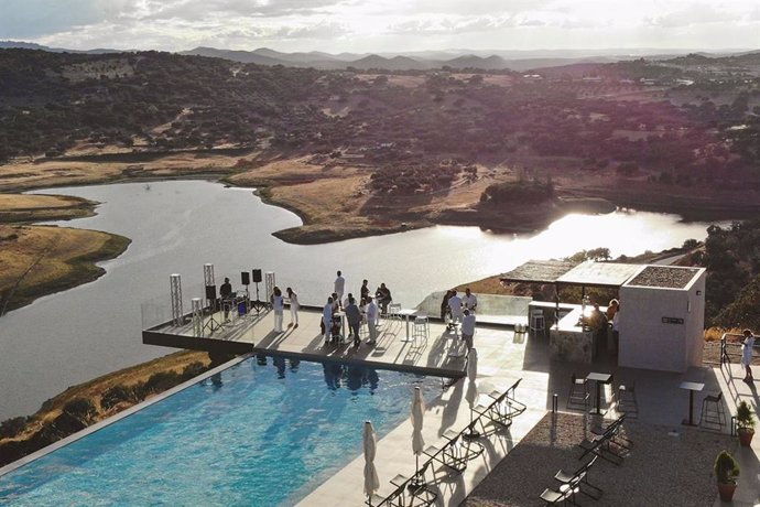 Inauguración de la piscina infinita de Hoteles Desconecta2