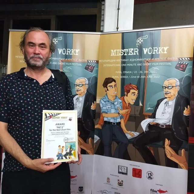 El director y productor Arturo Dueñas posa junto al diploma acreditativo del premio conseguido en Ruma (Serbia).