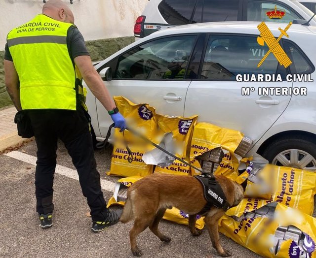 El can 'Dino' detecta más de 100 kilos de hachís oculto en sacos de pienso durante un control en Turre (Almería).