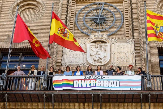 Pancarta en el balcón del Ayuntamiento el Día del Orgullo LGTBI