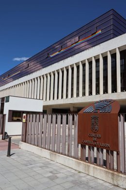 AM-Presidencia de las Cortes solicita a PSOE quitar la bandera LGTBI de sus ventanas en base a una sentencia del Supremo