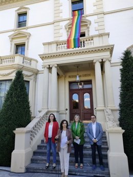 La presidenta del Gobierno riojano, Concha Andreu, lee el manifiesto del día del Orgullo LGTBI