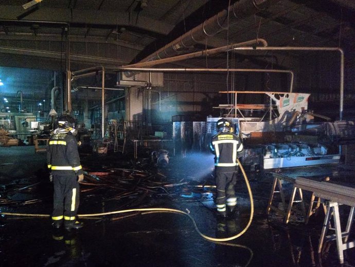 Incendio en una fábrica de maderas en Íscar (Valladolid).