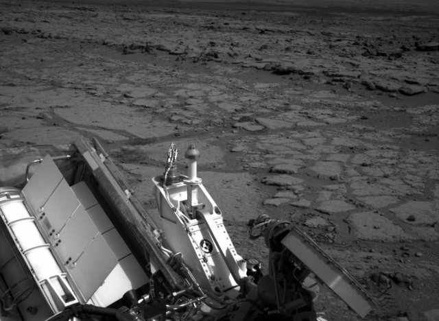 El rover Curiosity de la NASA en Marte usó su cámara de navegación izquierda para registrar esta vista del paso hacia una depresión poco profunda llamada "Yellowknife Bay". Tomó la imagen el día 125 marciano, o sol, de la misión (12 de diciembre de 2012).