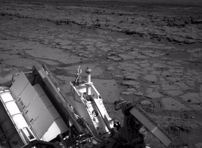 El rover Curiosity de la NASA en Marte usó su cámara de navegación izquierda para registrar esta vista del paso hacia una depresión poco profunda llamada "Yellowknife Bay". Tomó la imagen el día 125 marciano, o sol, de la misión (12 de diciembre de 2012