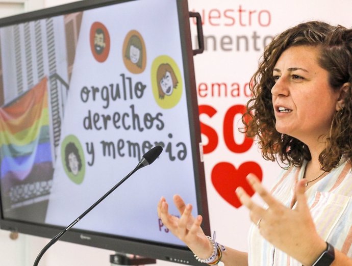 La secretaria del área de LGTBI del PSOE de Extremadura, Natalia Rodrigo, en rueda de prensa en Mérida con motivo del Día del Orgullo LGTBIb