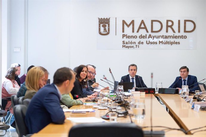 Archivo - El concejal de Cs, Santiago Saura (i) , y el presidente de la EMVS y concejal delegado de Vivienda, Álvaro González, en la sesión de la comisión de investigación por el presunto espionaje a la presidenta de la Comunidad de Madrid con recursos 