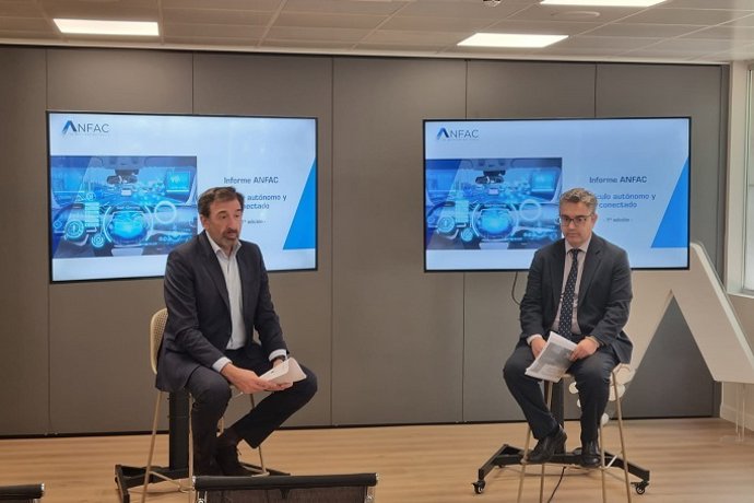 José Lopez-Tafall, director general de Anfac, y Jorge Ordás, subdirector general de Gestión de Movilidad y Tecnología de la DGT