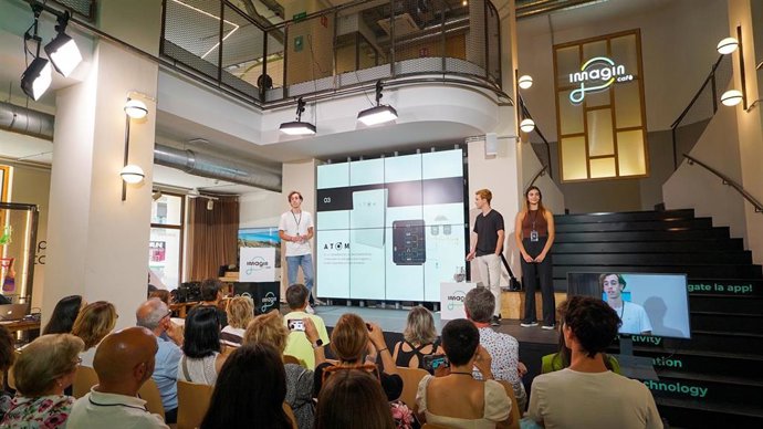 Los estudiantes presentan el proyecto.