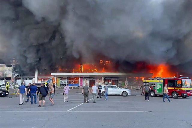 El Cuerpo de Bomberos trata de apagar las llamas tras un ataque del Ejército ruso contra un centro comercial en Ucrania.