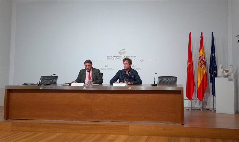 El presidente del Parlamento de Navarra, Unai Hualde, junto al parlamentario Maiorga Ramírez, durante la rueda de prensa