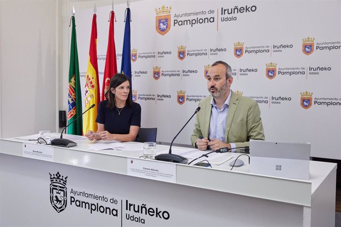 Firma de convenio entre el Gobierno de Navarra y Ayuntamiento de Pamplona para la creación de un carril bici en la calle Miluce.