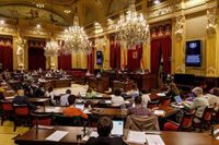 El Parlament condena "enérgicamente" el aumento de agresiones LGTBIfóbicas y la "normalización" de los discursos de odio