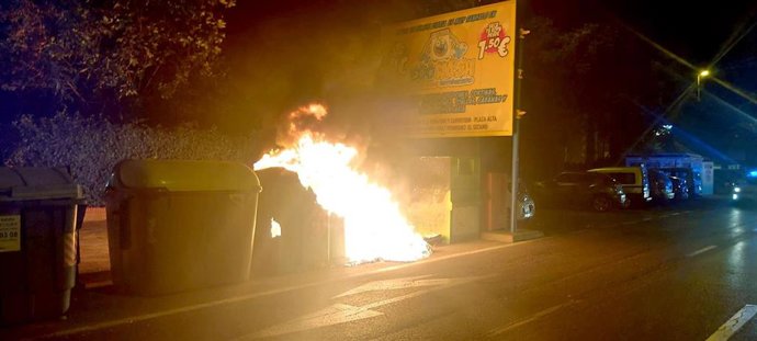 Contenedores ardiendo en Algeciras.