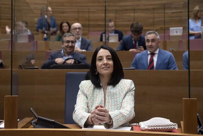 Archivo - La consellera de Política Territorial, Obras Públicas y Movilidad, Rebeca Torró, durante un pleno de Les Corts