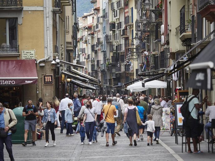 Archivo - Un grupo de personas pasea por las calles de Pamplona durante el arranque de los No Sanfermines, a 6 de julio de 2021, en Pamplona, Navarra, (España).
