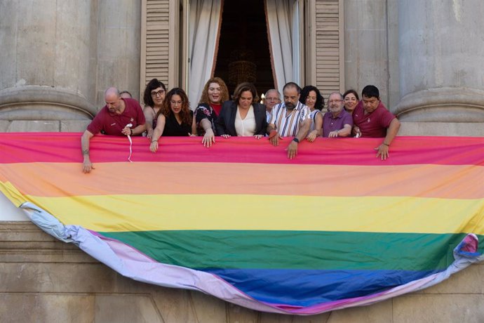 L'alcaldessa de Barcelona, Ada Colau, penja el penó a l'Ajuntament pel dia de l'Orgull LGTBI