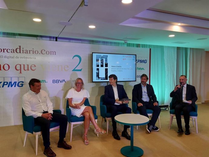 (I-D) El Presidente De Turistec, Jaume Monserrat; La Presidenta De La FEHM, María Frontera, El Jefe Del Real State And Hospitality En BBVA, Borja Buades; El CEO De W2M, Gabriel Subías, Y El Editor De Mallorcadiario, Antoni Martorell.