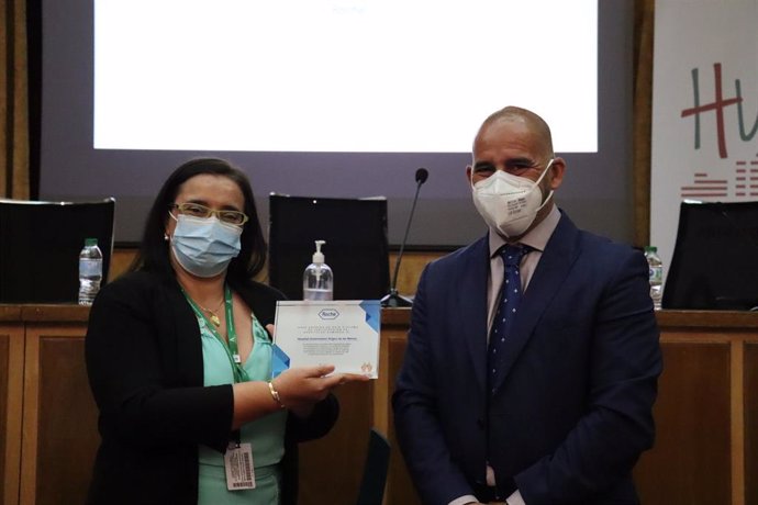 La directora gerente del Hospital Universitario Virgen de las Nieves recibe el distintivo hospital humano.