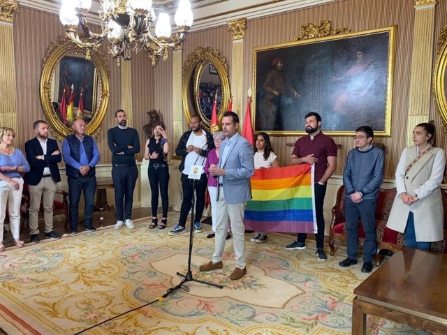 El alcalde de Burgos, Daniel de la Rosa, durante la lectura de un manifiesto a favor de la diversidad, acompañado de otros corporativos y miembros de la Asociación Espacio Seguro LGTBI.