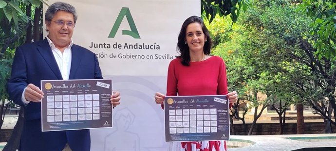 La delegada del Gobierno andaluz en Sevilla en funciones, Susana Cayuelas, y el director del parque del Alamillo, Manuel Campuzano.