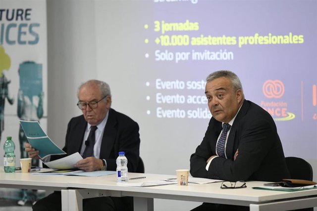 El presidente de DigitalEs, Eduardo Serra, y el director general, Victor Calvo Sotelo, en una rueda de prensa para presentar el Summit 2022 DigitalEs que se celebra entre el 6 y el 8 de julio en Madrid.