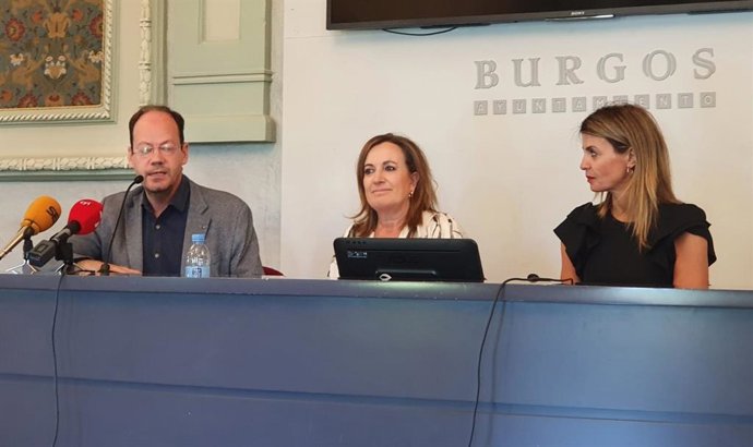 El músico Diego Crespo junto a la concejal de Cultura de Burgos, Rosario Pérez, y la directora general de la Fundación de la Catedral, Piluca Gil.