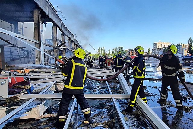 Incendio en un centro comercial en la ciudad de Kremenchuk, en Ucrania, tras un ataque por parte de las fuerzas de Rusia