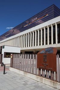 El PSOE no prevé retirar la pancarta LGTBI de las Cortes y defiende cumple la normativa