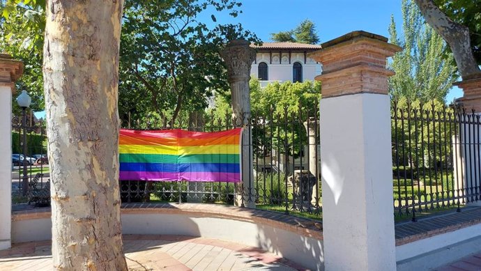 Junta Municipal de Hortaleza con enseña LGTBI.