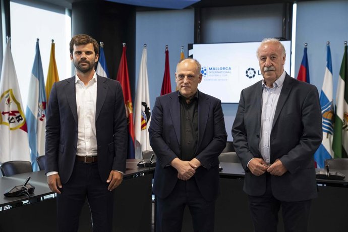 El presidente de LaLiga, Javier Tebas, junto a Vicente del Bosque en la firma del convenio entre Laliga y Vicente del Bosque Football Academy para impulsar la 'Mallorca International Football Cup'