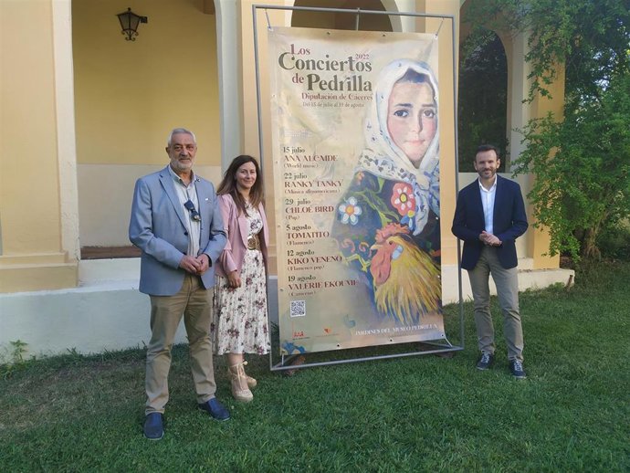 El presidente de la Diputación de Cáceres, Carlos Carlos, y miembros de su equipo de Gobierno en la presentación de Los Conciertos de Pedrilla