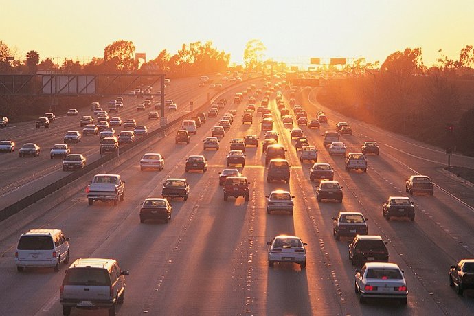 Archivo - Imagen de una carretera llena de vehículos.