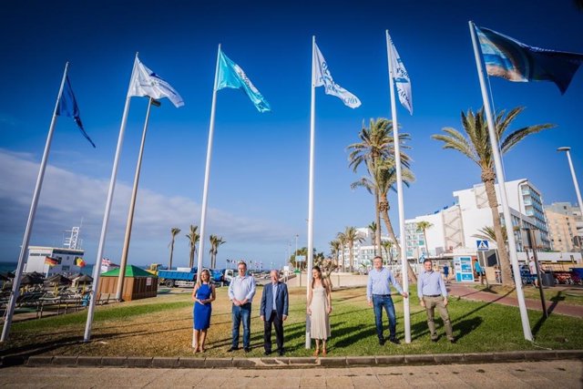 Banderas azules en el litoral de Roquetas de Mar (Almería).