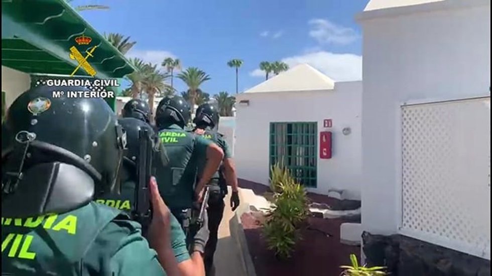 Momento de la entrada y registro, con la detención de 3 personas, por un robo de 50.000 en Lanzarote