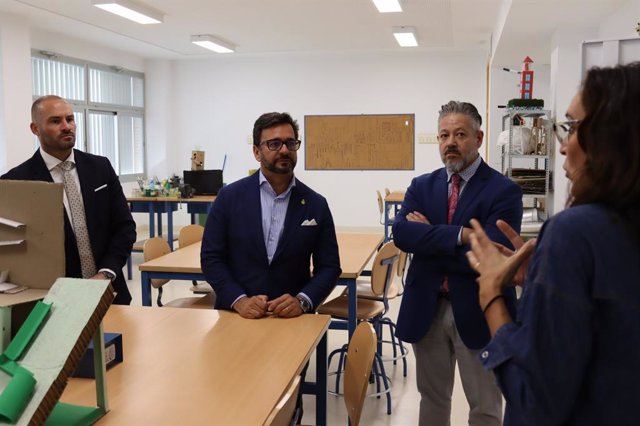 El consejero de Educación, Manuel Alejandro Cardenete, en el centro de la imagen, durante su visita al nuevo IES Almensilla.