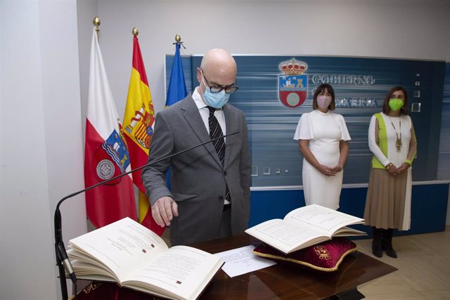 Archivo - Toma de posesión del nuevo Interventor General, Javier Marín García, con la exconsejera María García al fondo