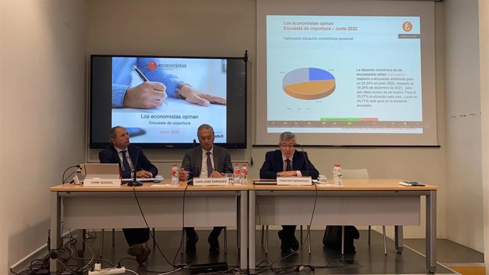 Presentación de la encuesta 'Los economistas opinan' del Consejo de Colegios de Economistas de la Comunitat Valenciana