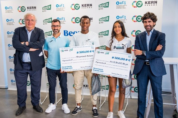 García Bragado, Fundación OAFI y Kern Pharma entregan 6 becas a promesas del atletismo.