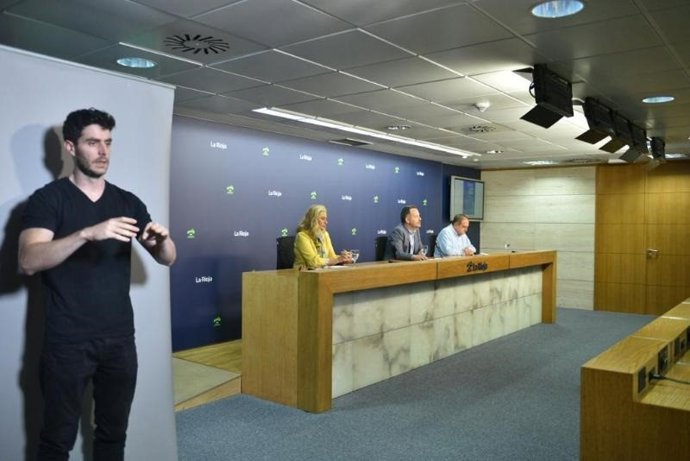 Director general de Servicios Sociales, Pablo González, el presidente de la Federación Riojana de Voluntariado Social, Emilio Carreras, y la coordinadora de actividades, Lourdes Pascual, han presentado la campaña 'Descubre a tu amigo invisible'