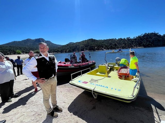 El consejero de Presidencia e Interior de la Comunidad de Madrid, Enrique López, presenta el dispositivo regional de seguridad del pantano de San Juan, que contará con más socorristas