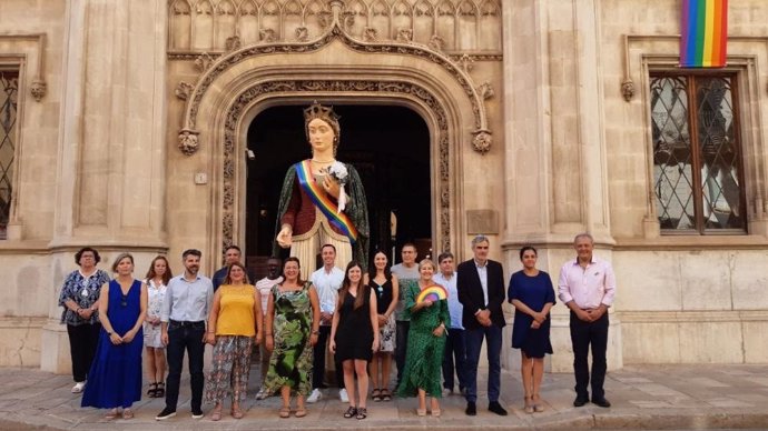 Archivo - Miembros del Consell de Mallorca frente a la sede de la institución con la reina Esclarmunda, que viste la banda con la bandera LGTBI.