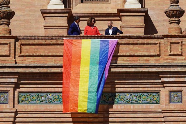 La bandera LGTBI en una de las torres de la Plaza de España, después de que el delegado del Gobierno en Andalucía, Pedro Fernández, haya presidido el acto de lectura de la declaración institucional con motivo del Día Nacional del Orgullo LGTBI.  