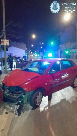Vehículo accidentado en la avenida Ciudad de Almería (Murcia)